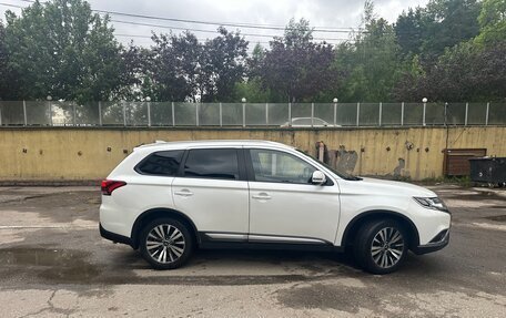 Mitsubishi Outlander III рестайлинг 3, 2020 год, 2 450 000 рублей, 5 фотография