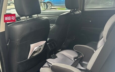 Mitsubishi Outlander III рестайлинг 3, 2020 год, 2 450 000 рублей, 10 фотография