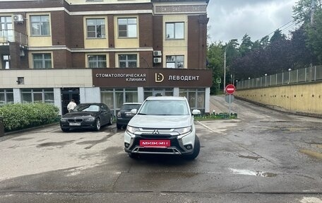 Mitsubishi Outlander III рестайлинг 3, 2020 год, 2 450 000 рублей, 3 фотография