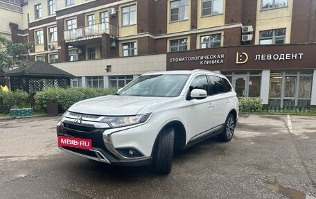 Mitsubishi Outlander III рестайлинг 3, 2020 год, 2 450 000 рублей, 2 фотография