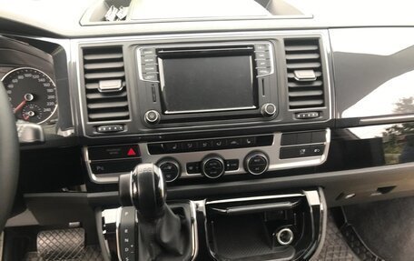 Volkswagen Multivan T6 рестайлинг, 2018 год, 5 200 000 рублей, 8 фотография