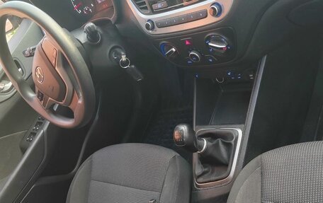Hyundai Solaris II рестайлинг, 2018 год, 1 300 000 рублей, 10 фотография