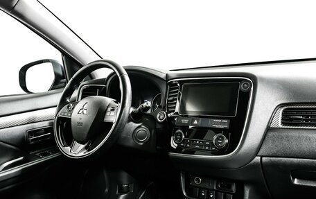 Mitsubishi Outlander III рестайлинг 3, 2018 год, 1 825 000 рублей, 9 фотография