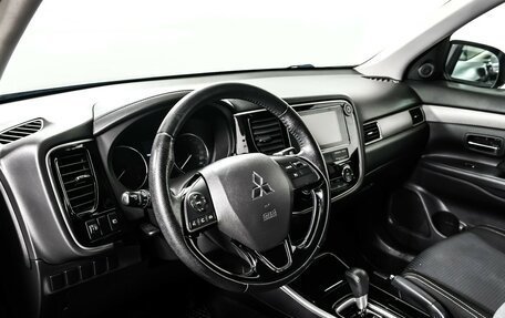 Mitsubishi Outlander III рестайлинг 3, 2018 год, 1 825 000 рублей, 13 фотография