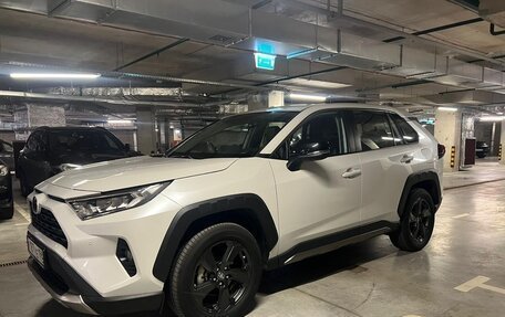 Toyota RAV4, 2022 год, 3 950 000 рублей, 2 фотография