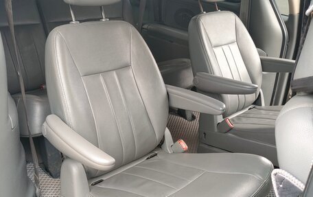 Chrysler Town & Country IV, 2005 год, 650 000 рублей, 11 фотография