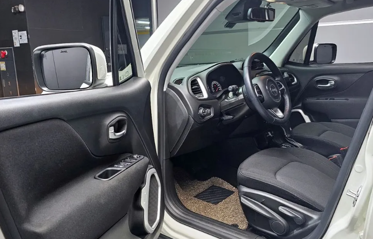 Jeep Renegade I рестайлинг, 2019 год, 2 570 000 рублей, 9 фотография