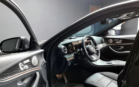 Mercedes-Benz E-Класс, 2022 год, 3 000 000 рублей, 5 фотография