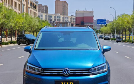 Volkswagen Touran III, 2022 год, 1 470 000 рублей, 2 фотография