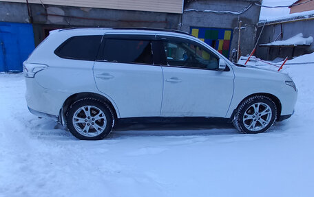 Mitsubishi Outlander III рестайлинг 3, 2013 год, 1 300 000 рублей, 2 фотография