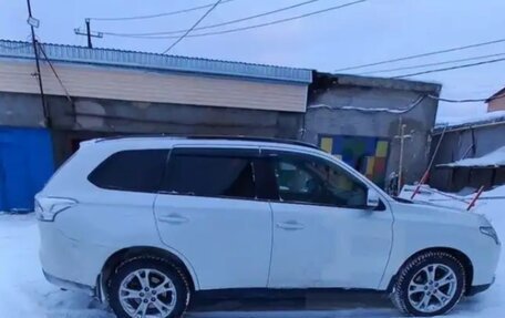 Mitsubishi Outlander III рестайлинг 3, 2013 год, 1 300 000 рублей, 5 фотография