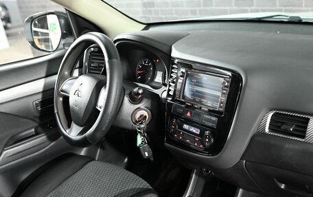 Mitsubishi Outlander III рестайлинг 3, 2015 год, 1 615 000 рублей, 13 фотография
