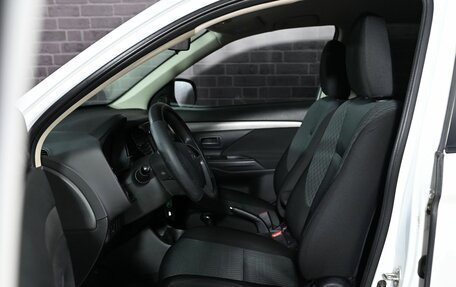 Mitsubishi Outlander III рестайлинг 3, 2015 год, 1 615 000 рублей, 9 фотография