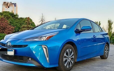 Toyota Prius IV XW50, 2019 год, 2 300 000 рублей, 2 фотография