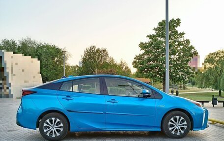Toyota Prius IV XW50, 2019 год, 2 300 000 рублей, 4 фотография