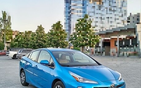 Toyota Prius IV XW50, 2019 год, 2 300 000 рублей, 3 фотография