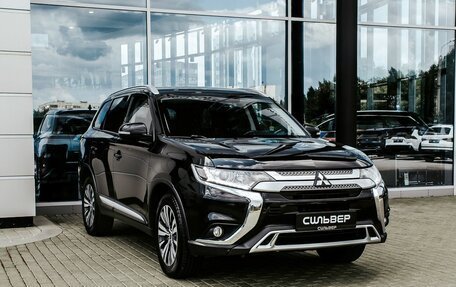 Mitsubishi Outlander III рестайлинг 3, 2018 год, 2 300 000 рублей, 5 фотография