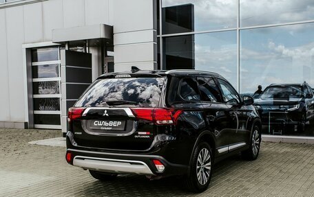 Mitsubishi Outlander III рестайлинг 3, 2018 год, 2 300 000 рублей, 2 фотография