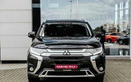 Mitsubishi Outlander III рестайлинг 3, 2018 год, 2 300 000 рублей, 3 фотография