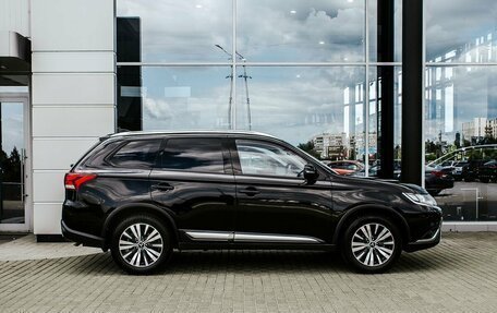 Mitsubishi Outlander III рестайлинг 3, 2018 год, 2 300 000 рублей, 8 фотография