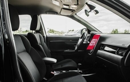 Mitsubishi Outlander III рестайлинг 3, 2018 год, 2 300 000 рублей, 11 фотография