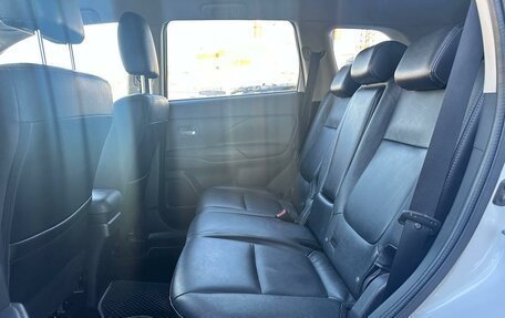 Mitsubishi Outlander III рестайлинг 3, 2014 год, 1 300 000 рублей, 9 фотография