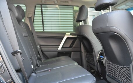 Toyota Land Cruiser Prado 150 рестайлинг 2, 2017 год, 4 140 000 рублей, 30 фотография