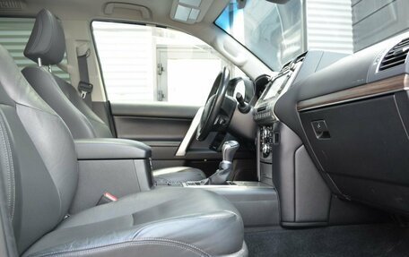 Toyota Land Cruiser Prado 150 рестайлинг 2, 2017 год, 4 140 000 рублей, 33 фотография