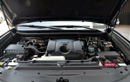 Toyota Land Cruiser Prado 150 рестайлинг 2, 2017 год, 4 140 000 рублей, 34 фотография