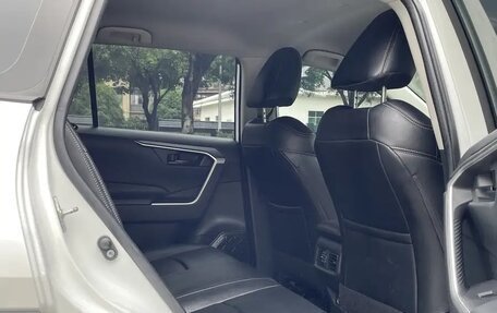 Toyota RAV4, 2025 год, 2 750 000 рублей, 24 фотография