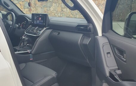 Toyota Land Cruiser, 2023 год, 10 000 000 рублей, 12 фотография