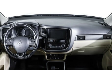Mitsubishi Outlander III рестайлинг 3, 2019 год, 2 490 000 рублей, 13 фотография