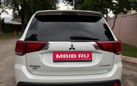 Mitsubishi Outlander III рестайлинг 3, 2017 год, 2 090 000 рублей, 10 фотография
