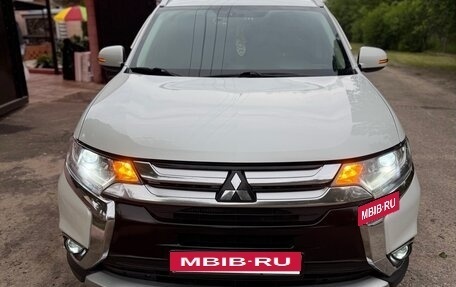 Mitsubishi Outlander III рестайлинг 3, 2017 год, 2 090 000 рублей, 16 фотография