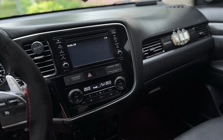 Mitsubishi Outlander III рестайлинг 3, 2017 год, 2 090 000 рублей, 26 фотография