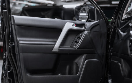 Toyota Land Cruiser Prado 150 рестайлинг 2, 2019 год, 5 300 000 рублей, 24 фотография
