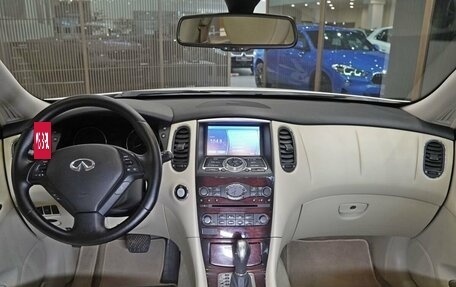 Infiniti QX50 I рестайлинг, 2017 год, 1 780 000 рублей, 13 фотография