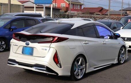 Toyota Prius IV XW50, 2021 год, 1 720 000 рублей, 5 фотография
