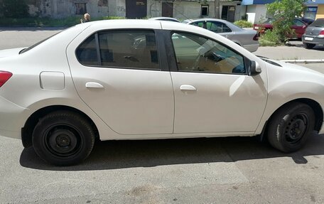 Renault Logan II, 2015 год, 575 000 рублей, 9 фотография