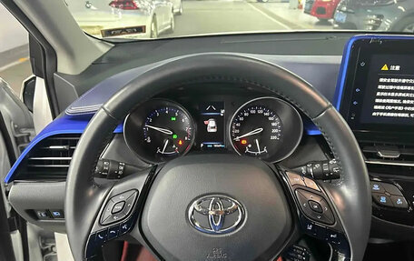 Toyota C-HR I рестайлинг, 2022 год, 2 150 000 рублей, 24 фотография