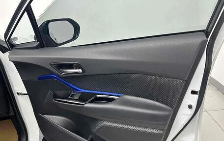 Toyota C-HR I рестайлинг, 2022 год, 2 150 000 рублей, 23 фотография