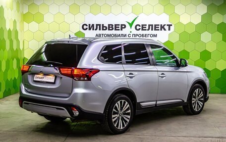 Mitsubishi Outlander III рестайлинг 3, 2021 год, 1 900 000 рублей, 2 фотография