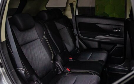 Mitsubishi Outlander III рестайлинг 3, 2021 год, 1 900 000 рублей, 13 фотография