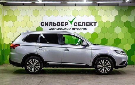 Mitsubishi Outlander III рестайлинг 3, 2021 год, 1 900 000 рублей, 8 фотография