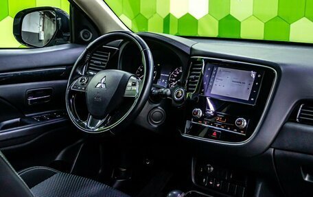 Mitsubishi Outlander III рестайлинг 3, 2021 год, 1 900 000 рублей, 14 фотография