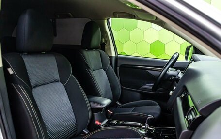 Mitsubishi Outlander III рестайлинг 3, 2021 год, 1 900 000 рублей, 11 фотография