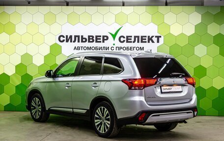 Mitsubishi Outlander III рестайлинг 3, 2021 год, 1 900 000 рублей, 6 фотография