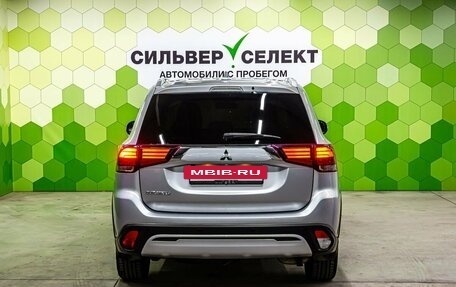 Mitsubishi Outlander III рестайлинг 3, 2021 год, 1 900 000 рублей, 4 фотография