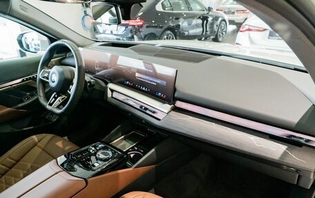 BMW 5 серия, 2024 год, 9 590 000 рублей, 13 фотография