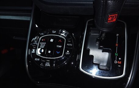 Toyota Voxy III, 2018 год, 2 700 000 рублей, 9 фотография